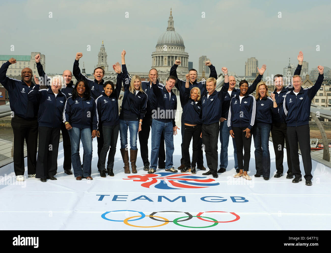 Una parte del team British Olympic Legends per Londra 2012, (da sinistra a destra) Kriss Akabusi, Mary Peters, Adrian Moorhouse, Tessa Sanderson, Roger Black, Kelly Holmes, Sharron Davies, Steve Redgrave, Robin Cousins, Jane Torvill, Steve Backley (in alto), Christopher Dean, Duncan Goodhew, Denise, Lewis, Gunally, Snell, Lynn Davies e David Hemery si trovano sul Millennium Bridge per una telefonata al Tate Modern di Londra. Foto Stock