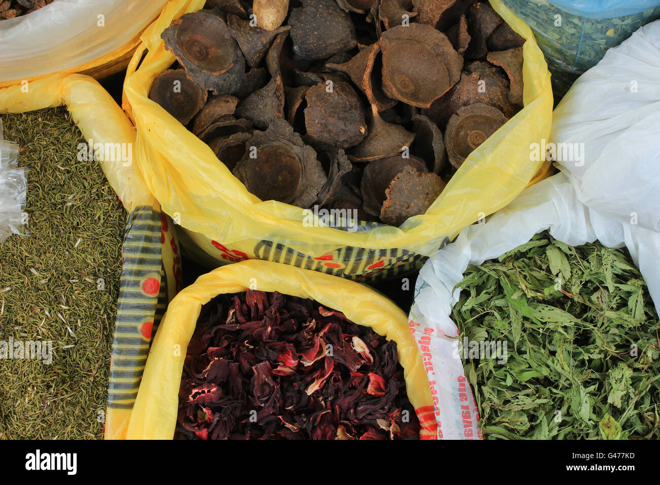 Colorato di erbe e di spezie per la vendita in un mercato di Otavalo, Ecuador Foto Stock