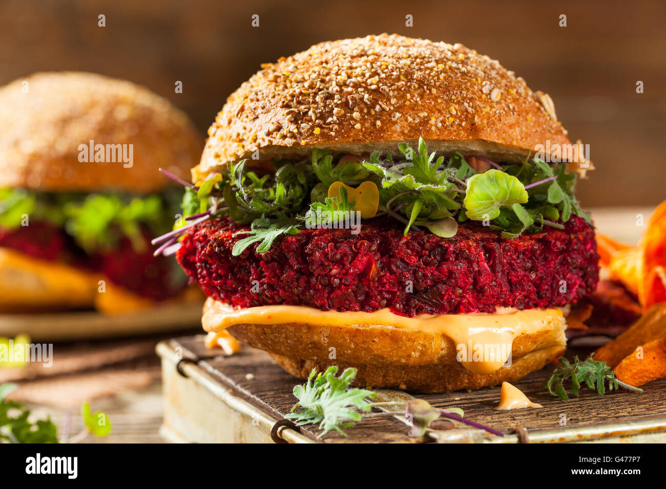 Un sano cotto rosso barbabietola Vegan Burger con Microgreens Foto Stock