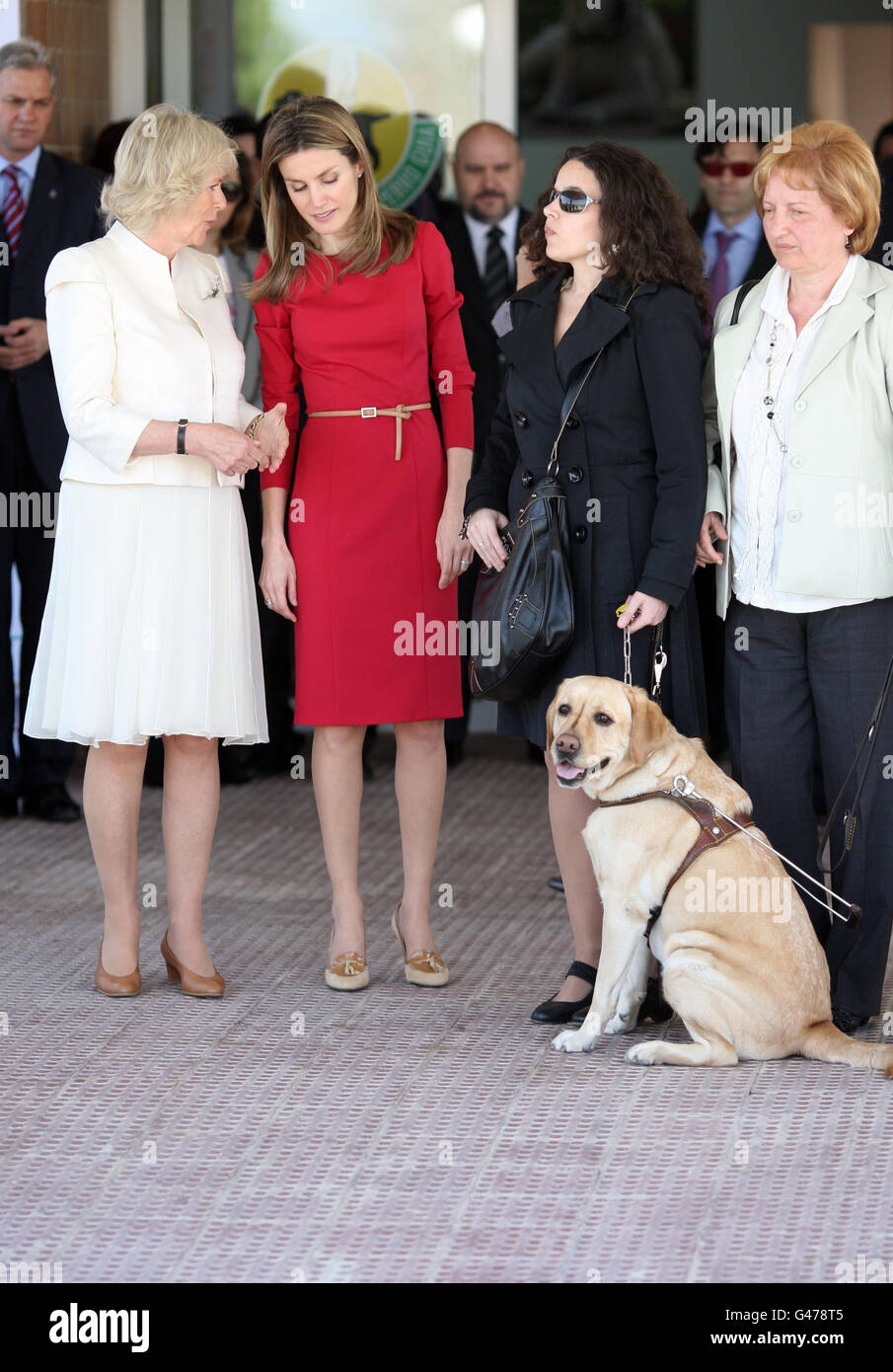 La Duchessa di Cornovaglia con la Principessa Letizia delle Asturie (2° a sinistra) durante una visita alla Fondazione un TEMPO Guide Dog a Madrid, Spagna. Foto Stock