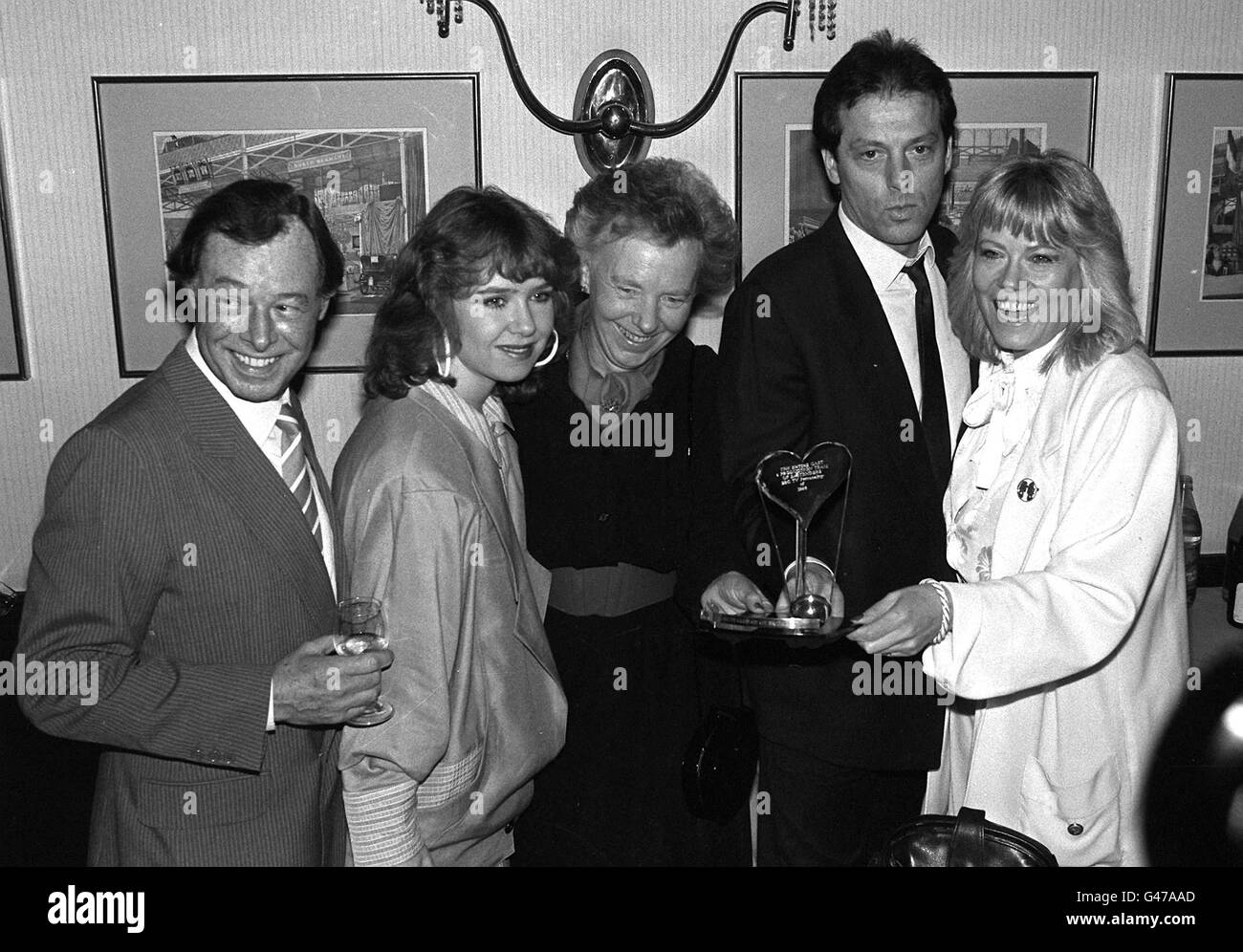 PA Filer datato 3.2.87 Eastenders cast con il produttore Julia Smith (centro). Julia Smith, co-creatore di EastEnders, è morto oggi, ha annunciato la BBC. La donna conosciuta al cast come la madrina morì questa mattina al Royal Marsden Hospital. Vedi PA Story DEATH Eastenders. Foto PA. Foto Stock