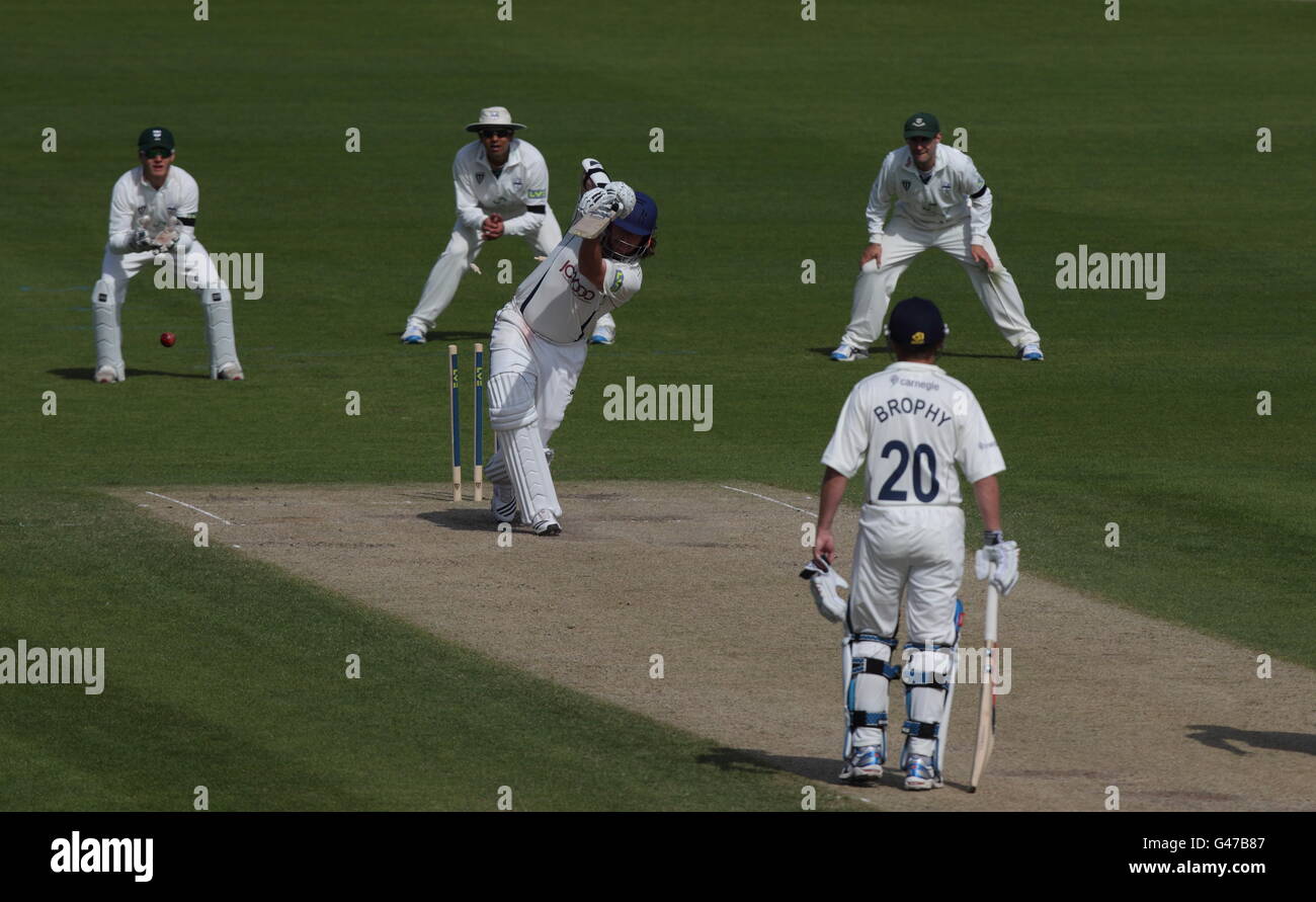 Cricket - Liverpool Victoria County Championship - Divisione uno - giorno tre - Worcestershire / Yorkshire - New Road. Ryan Sidebottom dello Yorkshire è uscito per un punteggio migliore di carriera di 61 fuori del bowling del Matthew Mason del Worcestershire Foto Stock