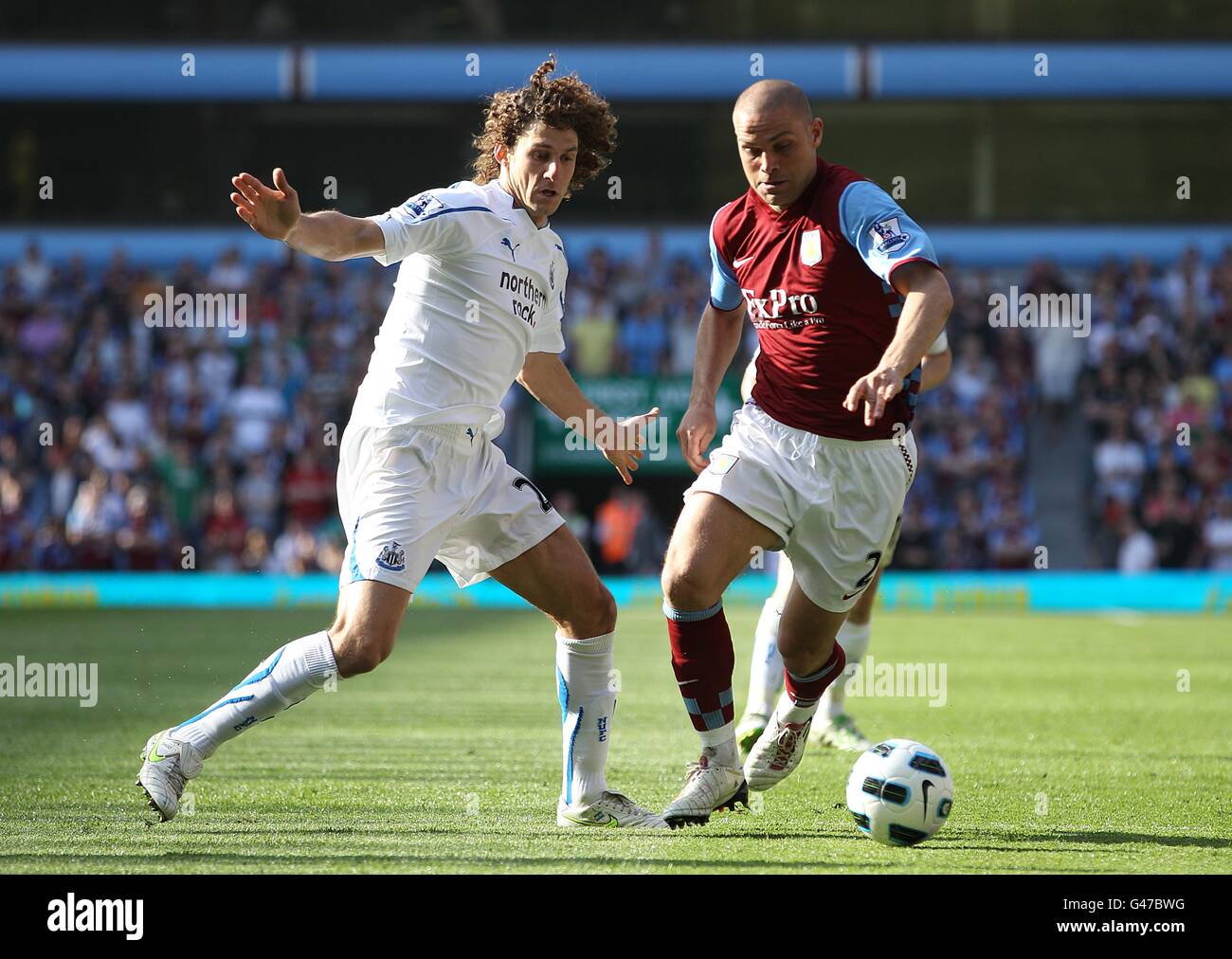 Calcio - Barclays Premier League - Aston Villa / Newcastle United - Villa Park. Fabricio Cococcini (a sinistra) e Luke Young (a destra) di Aston Villa lottano per la palla Foto Stock