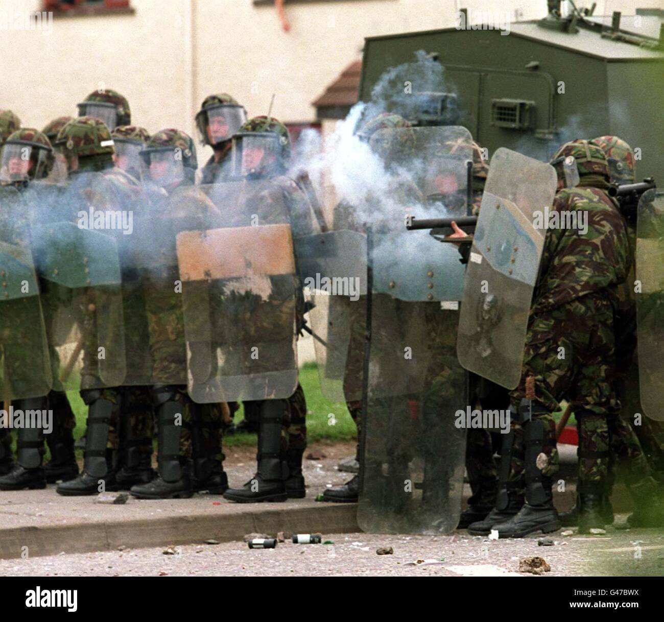 I soldati britannici sparano i giri di plastica in una folla di tiratori sulla Garvaghy Road, Belfast Today (Sun) dopo che una marcia arancione di ordine è stata permessa attraverso. Foto Brian Little.PA. Foto Stock