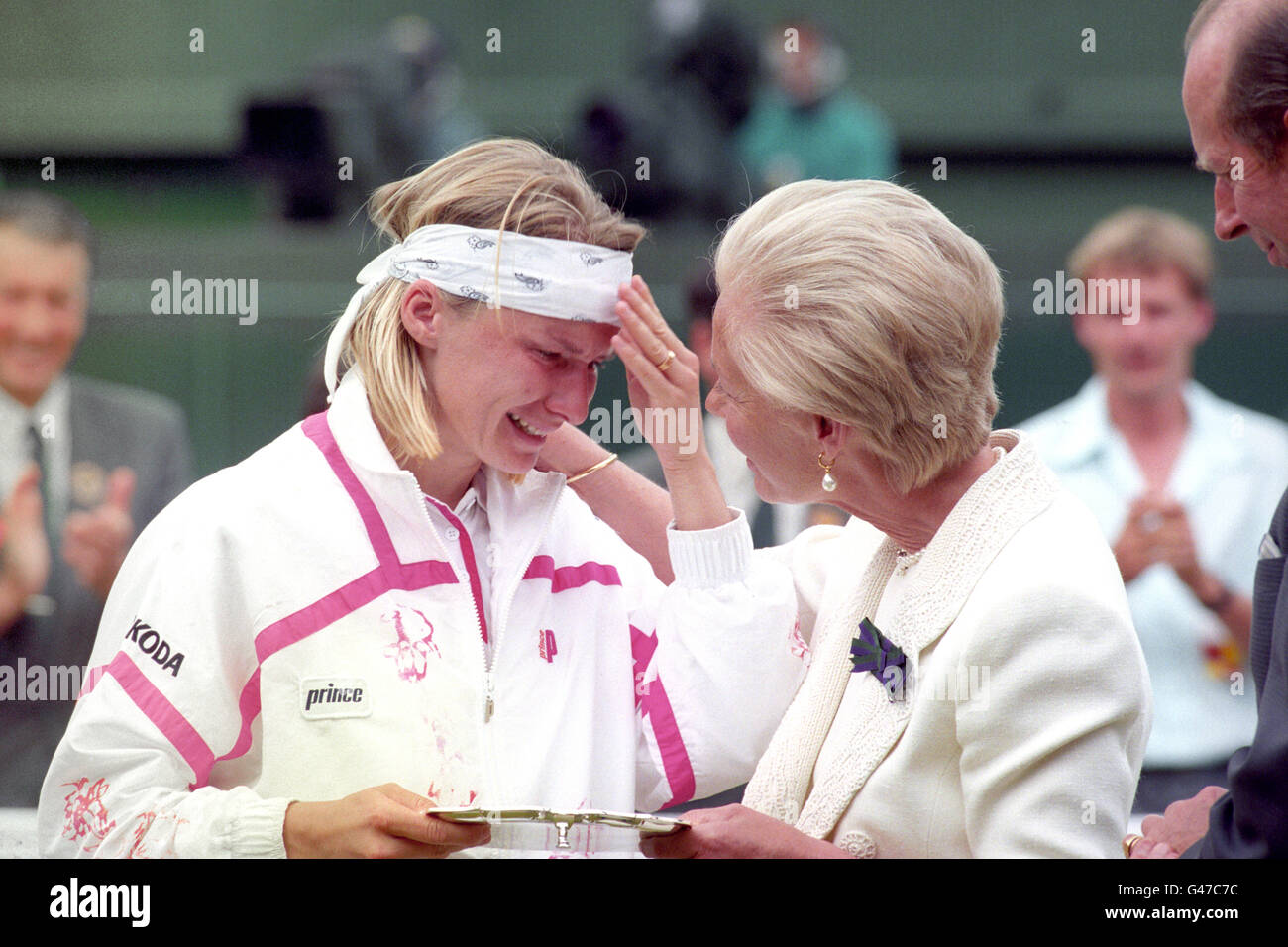 La duchessa del Kent conforta Jana Novotna mentre la presenta con il trofeo del secondo classificato sulla corte centrale a Wimbledon. Novotna ha perso 6-7 6-1 4-6 anni per difendere il campione Steffi Graf. Foto Stock