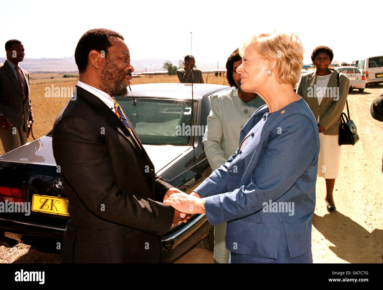 LA DUCHESSA DEL KENT È SALUTATA DALLO ZWELETHINI ZULUS QUANDO ARRIVA ALL'OLIVIERSHOEK, SUDAFRICA, LA DUCHESSA È STATA VISITATA IL CENTRO DI ESTENSIONE E IL PROGRAMMA CLINICO GESTITO DALL'UNICEF Foto Stock