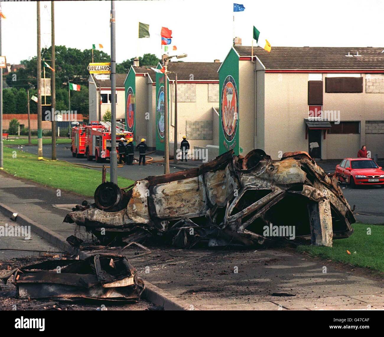 Le automobili bruciate sono lasciate sulla Garvaghy Road a Portadown, mentre gli equipaggi del fuoco hanno messo fuori gli incendi rimanenti dopo una notte di saccheggi in Irlanda del Nord dopo una marcia Orange Order ieri. Vedi la storia della PA ULSTER Parade. Foto John Giles.PA. Foto Stock