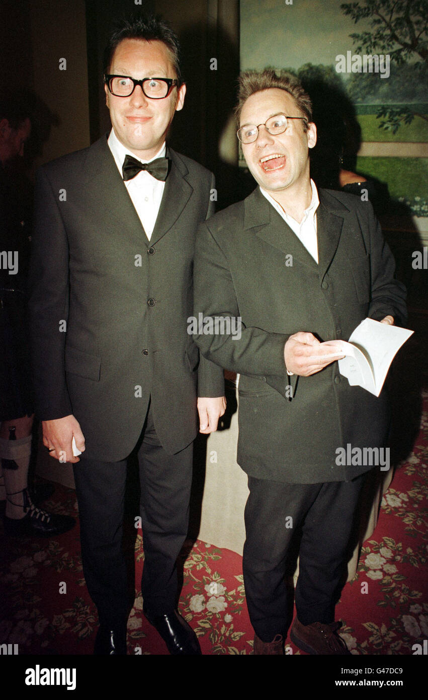 I COMICI VIC REEVES E BOB MORTIMER ARRIVANO A GROSVENOR HOUSE HOTEL NEL LONDINESE PARK LANE, LA SOCIETÀ TELEVISIVA REALE PREMI Foto Stock