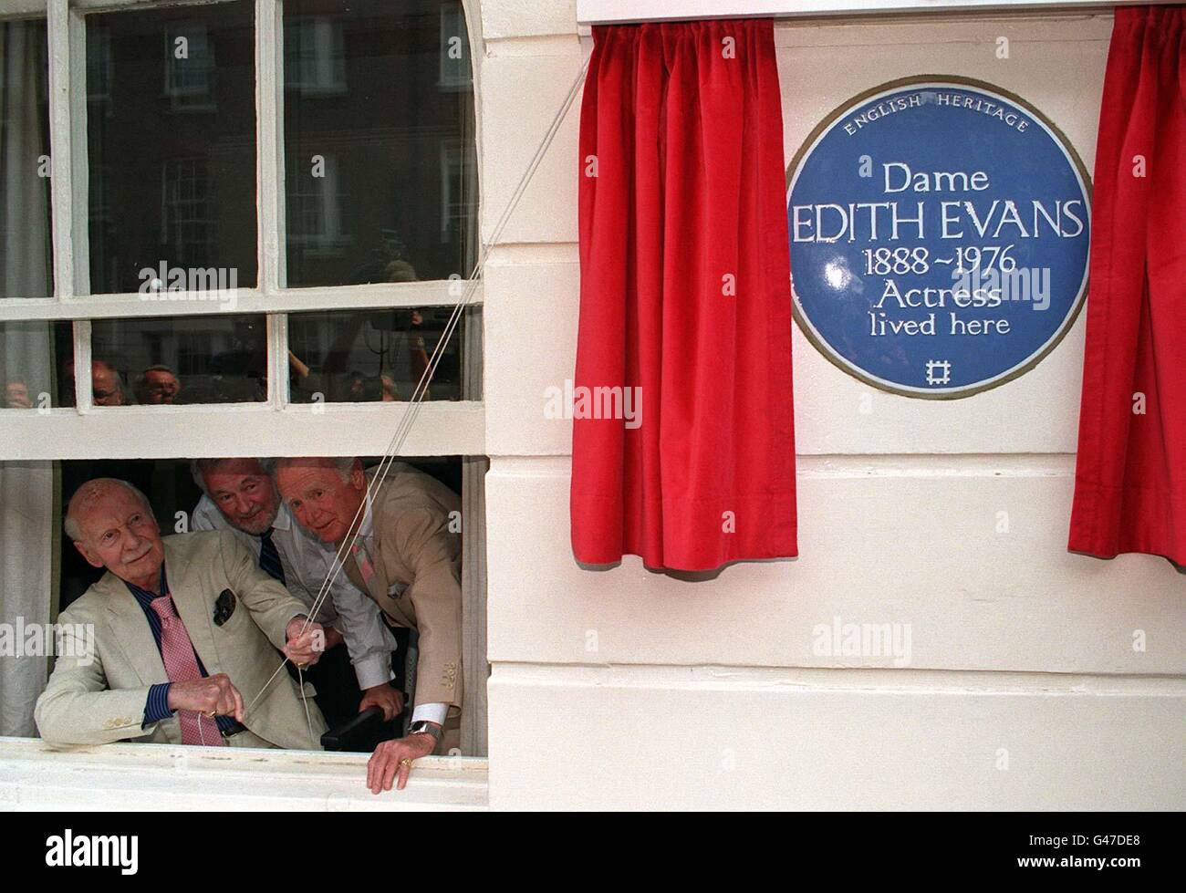 Il sipario è innalzato su una targa blu English Heritage che celebra la vita di Dame Edith Evans oggi (Mercoledì) nella sua casa d'infanzia a 109 Ebury Street, West London. Alzando il sipario dalla finestra (l/r) Sir John Giegud; Bryan Forbes e Sir John Mills. Foto di Neil Munns/PA. Foto Stock