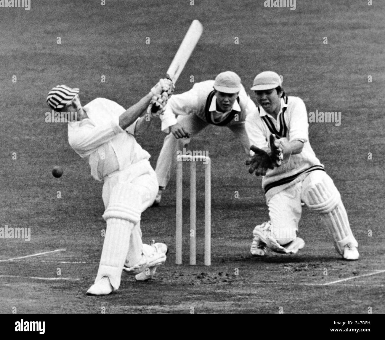 Cricket - Eton College / Harrow School - secondo giorno - Lord's. Euan Clarke, Harrow, gioca una palla da John Barclay. Il guardiano di Eton è Ricky Needham. Foto Stock