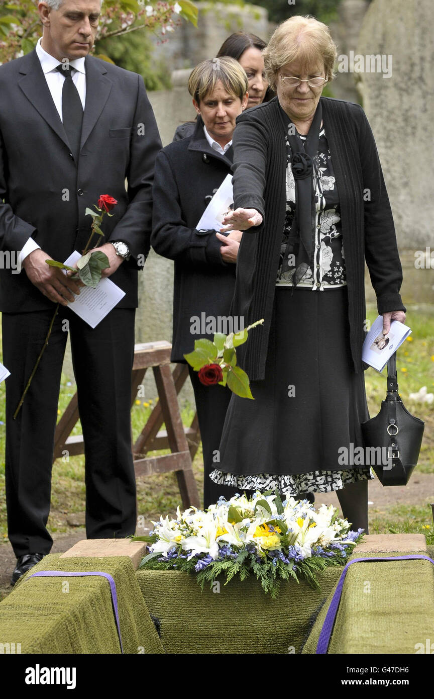 Mary Halliwell durante la sepoltura dei resti scheletrici del fratello di suo bisnonno John Horwood, impiccato per omicidio 190 anni fa il 13 aprile 1821, a Christ Church Hanham, vicino Bristol. Foto Stock