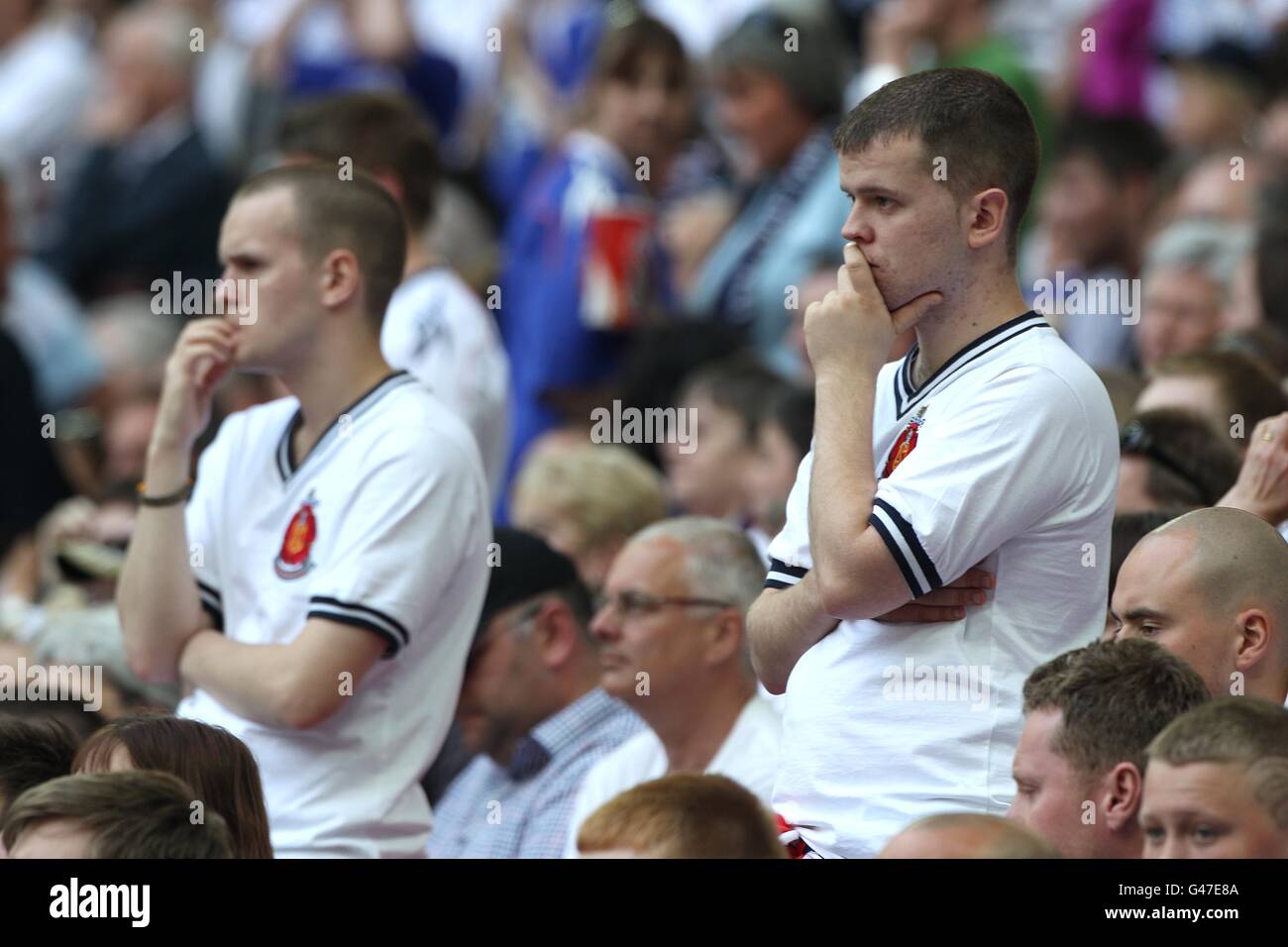 I tifosi di Bolton Wanderers, scioccati dalla shell, guardano sui supporti, mentre la loro squadra scende al 3-0° tempo Foto Stock