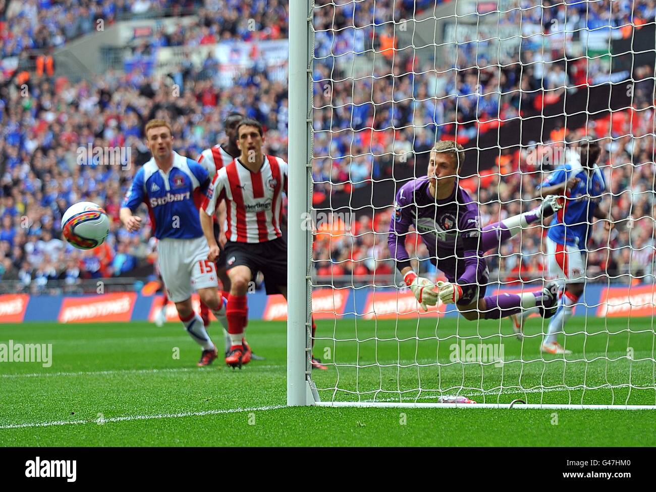 Calcio - Johnstone's Paint Trophy Final - Brentford / Carlisle United - Stadio di Wembley. Simon Moore, portiere di Brentford, fa un salvataggio Foto Stock