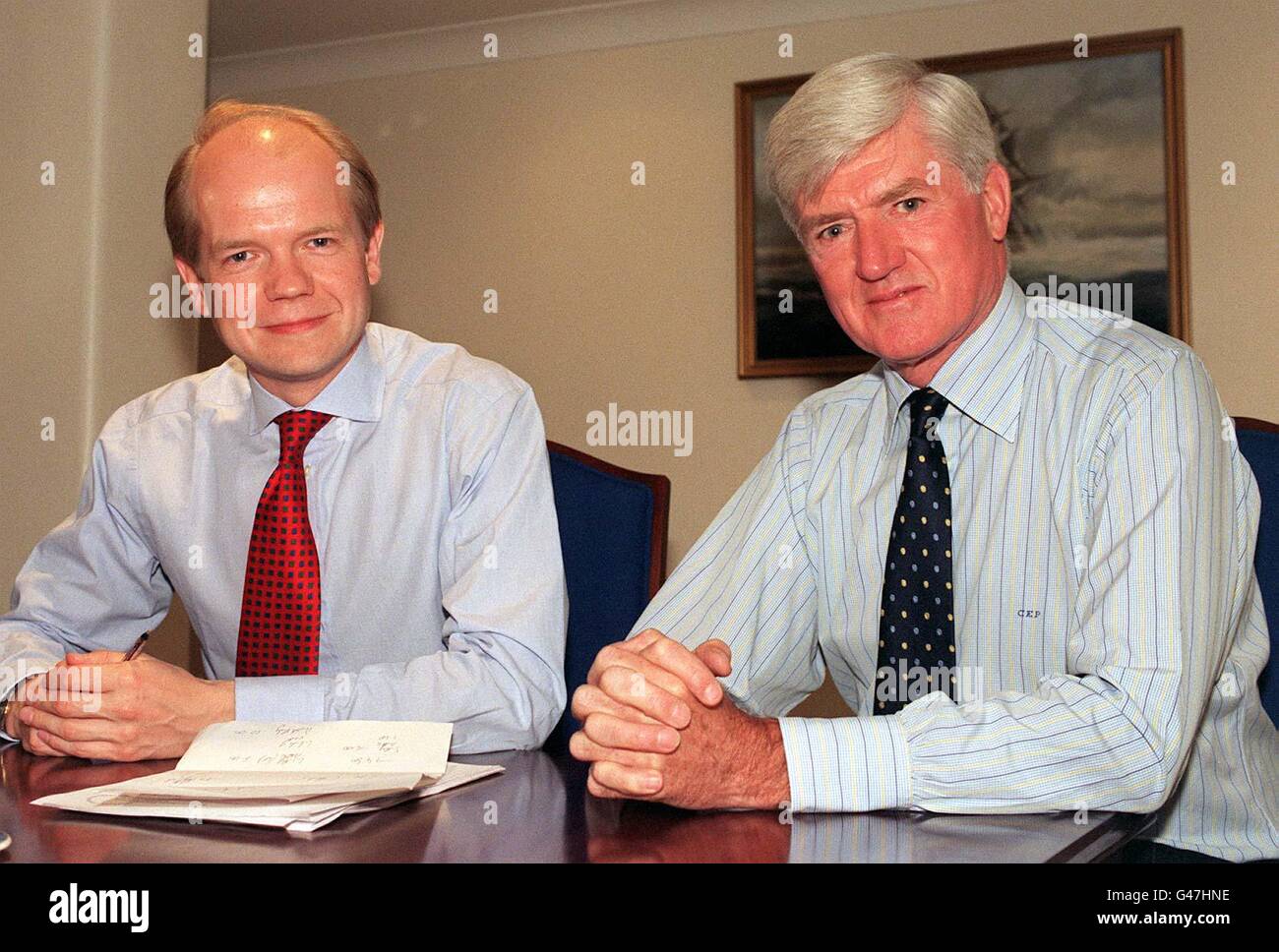 Il contendente della leadership del partito Tory William Hague (sinistra) ex ministro del governo Lord Parkinson durante un annoucement a Londra. Lord Parkinson ha dato oggi il suo appoggio all'Aia dicendo che il partito aveva bisogno di un leader di una nuova generazione per il nuovo secolo. Il 23/12/97 Lord Parkinson ha respinto le proposte di essere stato semi-distaccato dal leader del partito William Hague. Recentemente si è ipoteggiato che i due punti di vista siano stati in contrasto con la gestione del dibattito sulla famiglia reale da parte dell'Aia e con le opinioni del leader sulla riforma della Camera dei Lord. Foto Stock