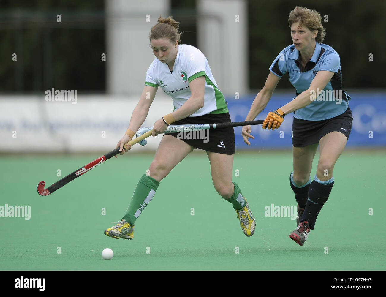 Natasha Brennan di Canterbury (a sinistra) e Chantel De Bruijn di Reading combattono per il possesso durante l'Inghilterra Hockey League, partita di play-off della Premier Division presso la Polo Farm di Canterbury, Kent. Foto Stock