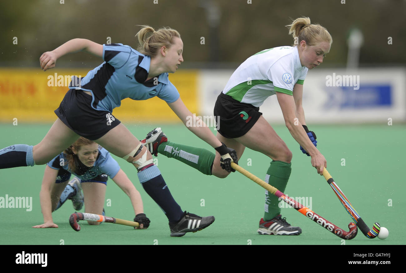 Il Natalie Seymour di Canterbury (a destra) viene sfidato dalla Reading's Elizabeth Hunt durante la partita di hockey della England Hockey League, Premier Division, presso la Polo Farm di Canterbury, Kent. Foto Stock