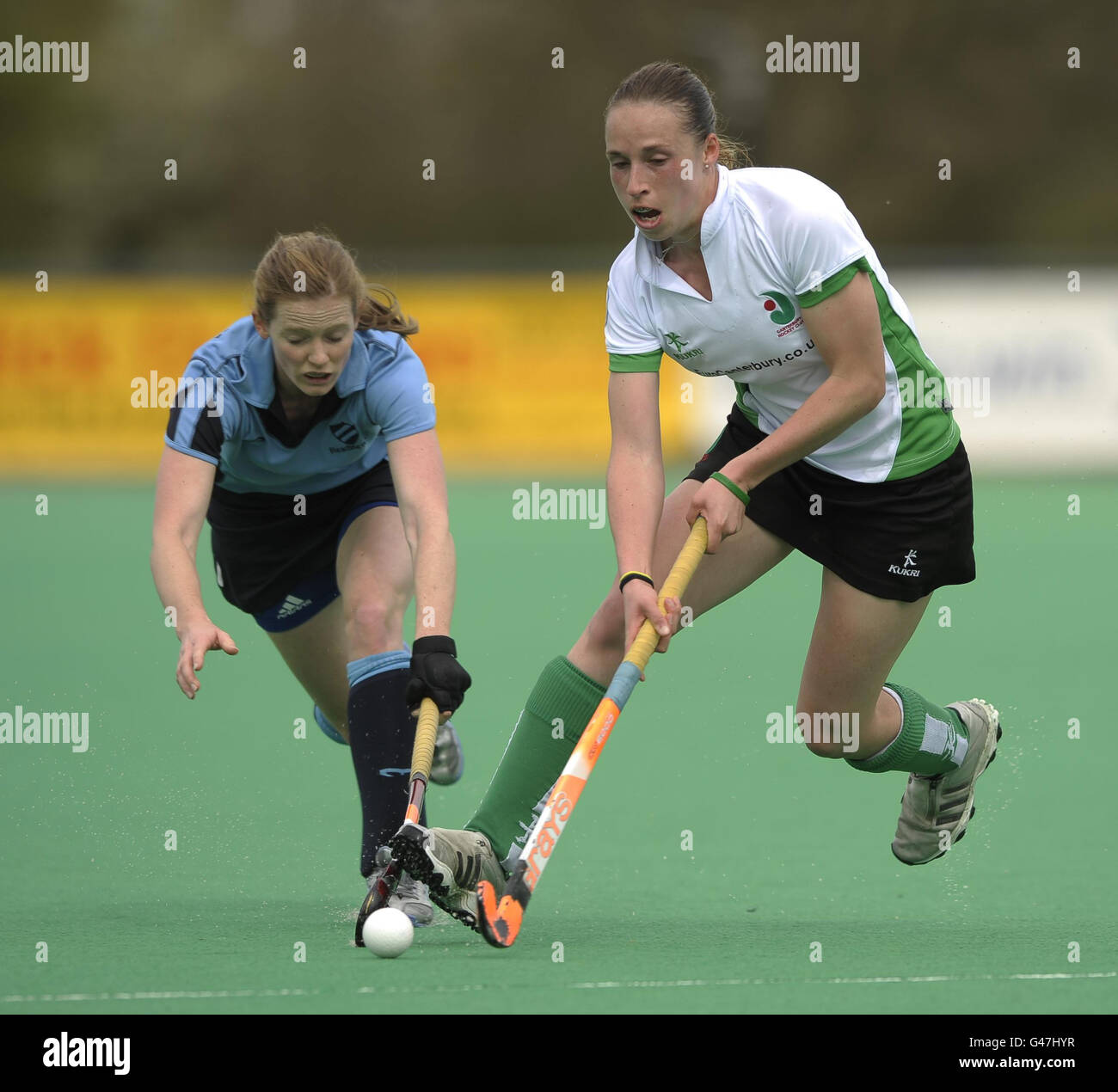 Il Canterbury's Susie Townsend si allontana dal Reading's Helen Richardson durante la partita di hockey della England Hockey League, Premier Division, partita di play-off alla Polo Farm di Canterbury, Kent. Foto Stock