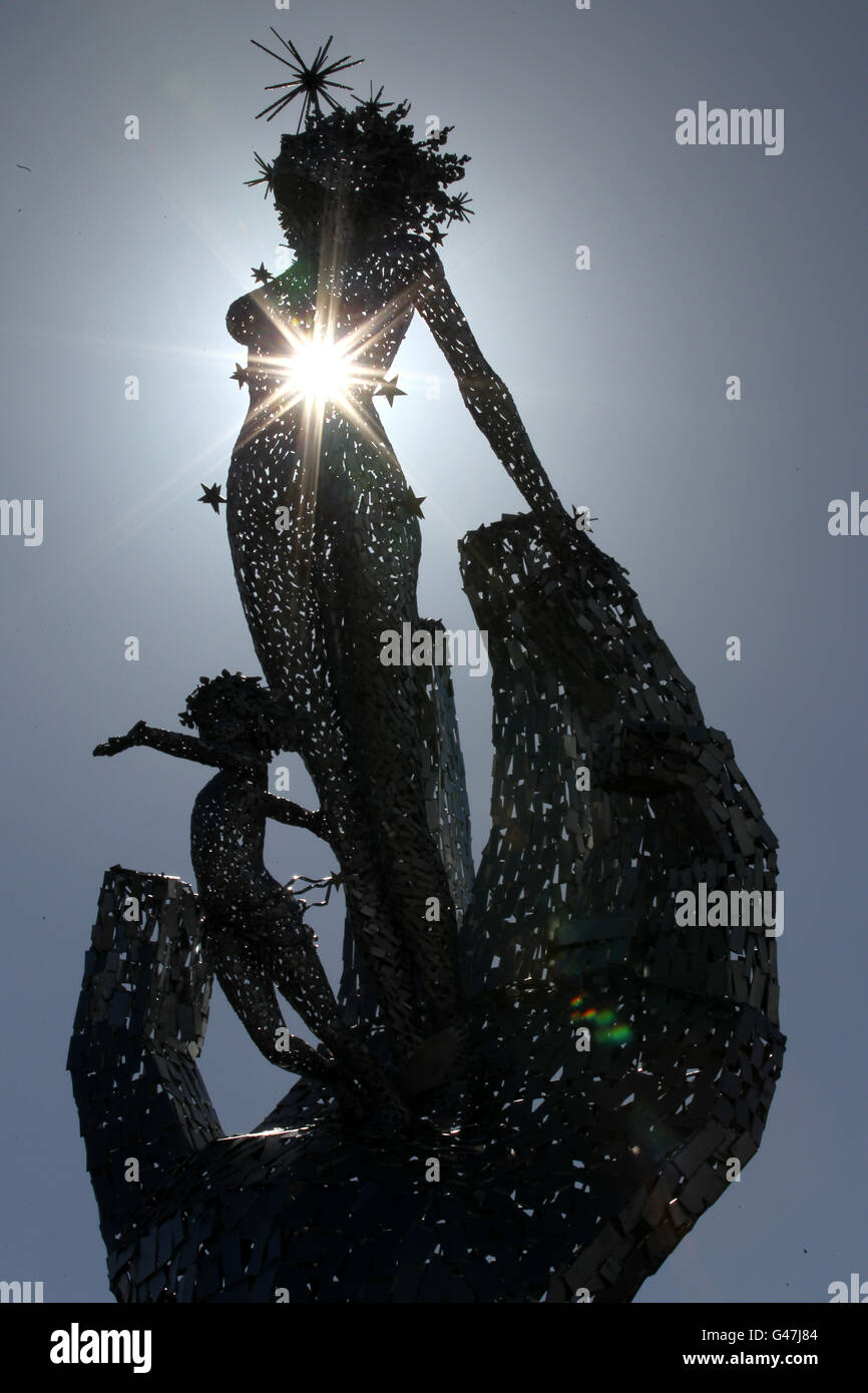 Una scultura in acciaio alta 8m di una mano gigante che sostiene una donna e un bambino chiamato 'Lifeline' dall'artista Andy Scott, ispirato dal lavoro dei servizi di emergenza, è stato installato oggi alla rotonda di Shillinghill in Alloa. Foto Stock