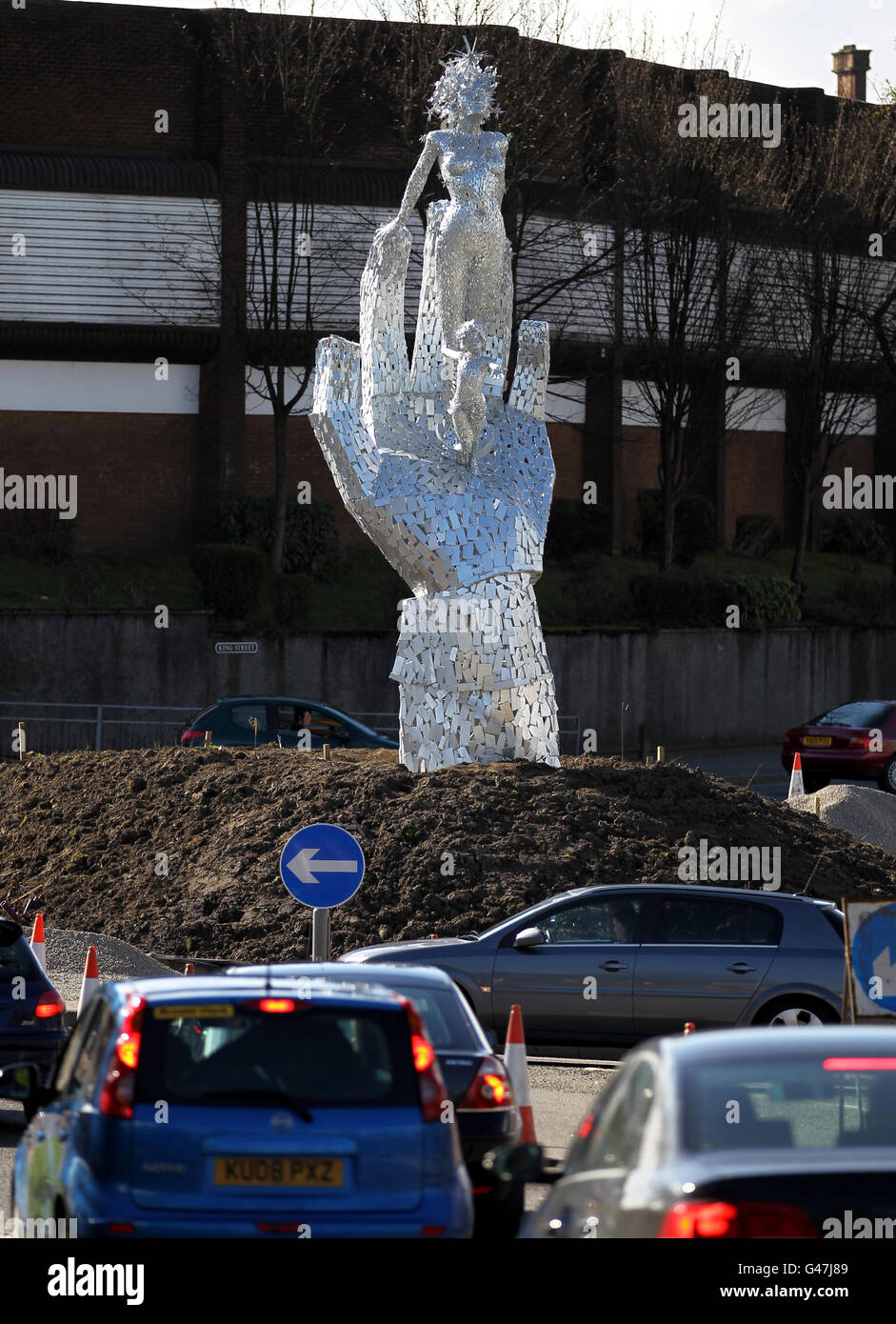 Una scultura in acciaio alta 8m di una mano gigante che sostiene una donna e un bambino chiamato 'Lifeline' dall'artista Andy Scott, ispirato dal lavoro dei servizi di emergenza, è stato installato oggi alla rotonda di Shillinghill in Alloa. Foto Stock