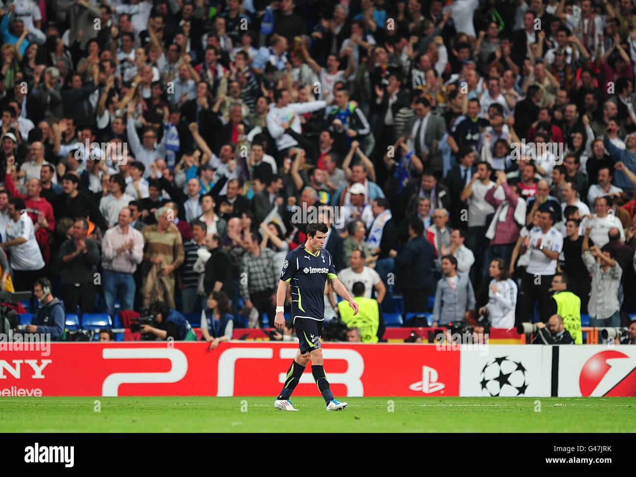 Gareth Bale di Tottenham Hotspur viene espulsa mentre i fan festeggiano Il gioco si trova dopo che Emmanuel Adebayor del Real Madrid segna il loro secondo posto obiettivo Foto Stock
