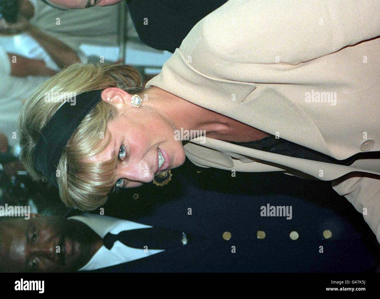 Diana, la principessa del Galles arriva al suo hotel a New York, per partecipare ad una reception presso la sala d'aste di Christies stasera (Lunedi), e dire Arrivederci a 75 dei suoi abiti che sono in vendita all'asta per carità. FOTOGRAFIA DI JOHN STILLWELL/PA. Vedi PA Story ROYAL Diana. Foto Stock