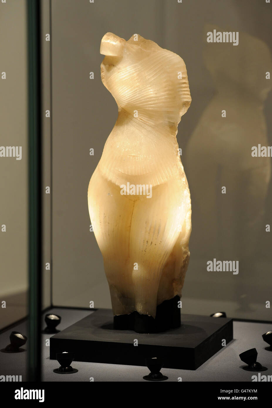 La finta statua egiziana della principessa Amarna che è stata acquistata da Bolton Council per &Pound;440,000, parte della mostra di falsi e falsari al Bolton Museum. Foto Stock
