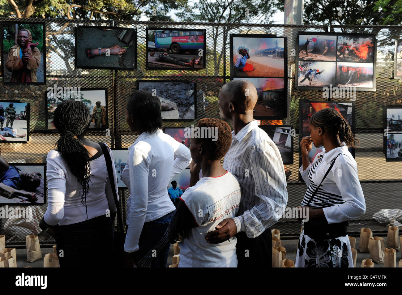 KENYA Nairobi, una mostra fotografica documenta la violenza post-elettorale 2007 tra diversi gruppi etnici come Kikuyu, Luo, immagini di disordini dopo le elezioni Foto Stock