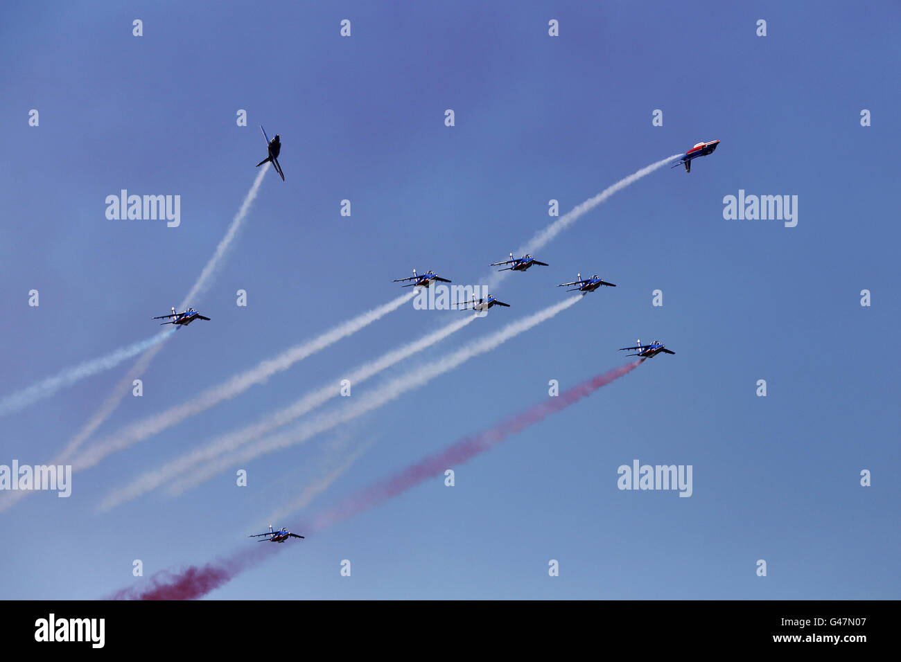 Con airshow pattuglia francese facendo acrobazie aeree figura Foto Stock
