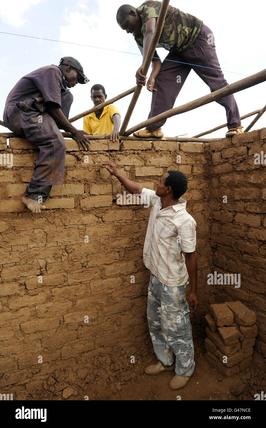 In Kenia Regione Turkana, campo di rifugiati di Kakuma, formazione professionale, falegname e costruzione edilizia / Fluechtlingslager Kakuma, Berufsausbildung fuer Fluechtlinge Foto Stock
