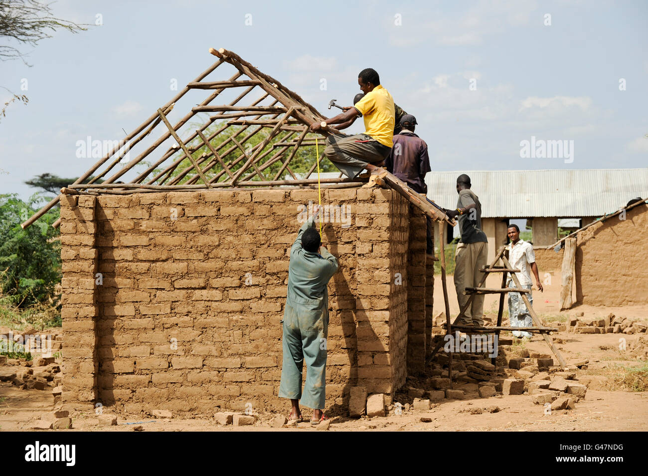 In Kenia Regione Turkana, campo di rifugiati di Kakuma, formazione professionale, falegname e costruzione edilizia / Fluechtlingslager Kakuma, Berufsausbildung fuer Fluechtlinge Foto Stock
