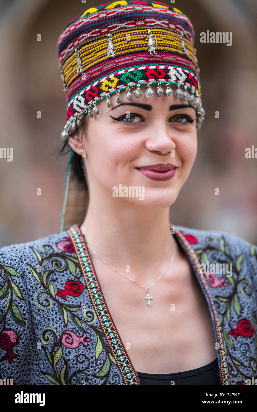 Donna locale che indossa cappelli e abiti tradizionali uzbeki. Foto Stock