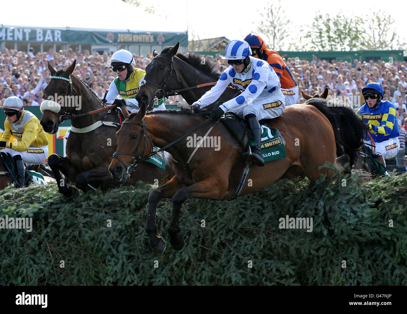 l-r; eventuale vincitore Ballabriggs (Jason Maguire up), Niche Market Harry Skelton up) e Hello Bud (Sam Twisten Davies up) vanno oltre il primo Foto Stock