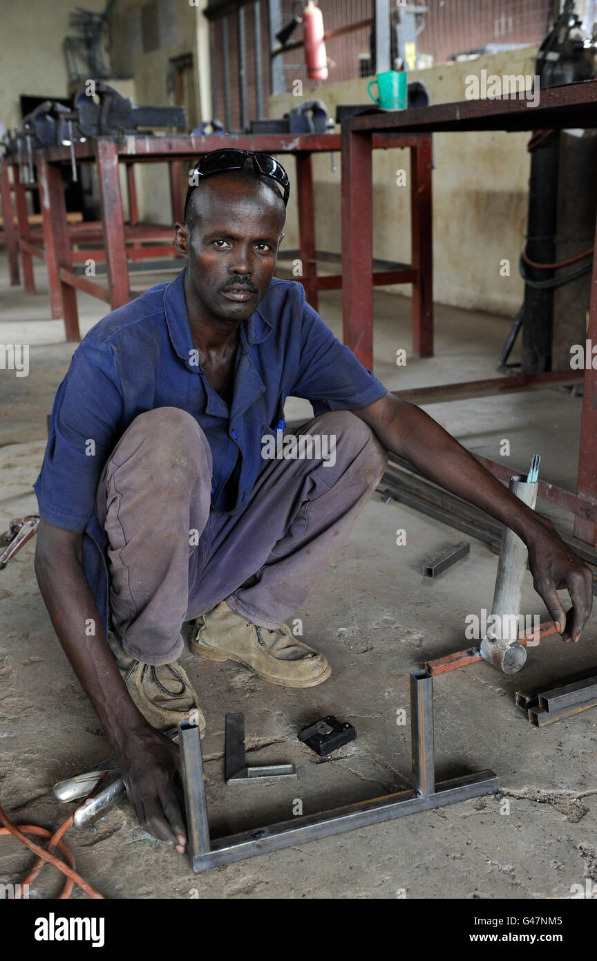 In Kenia Regione Turkana, campo di rifugiati di Kakuma, formazione professionale, metallo workshop, Hassan Mohamed, 35 anni, dalla Somalia / Fluechtlingslager Kakuma, Berufsausbildung fuer Fluechtlinge Foto Stock