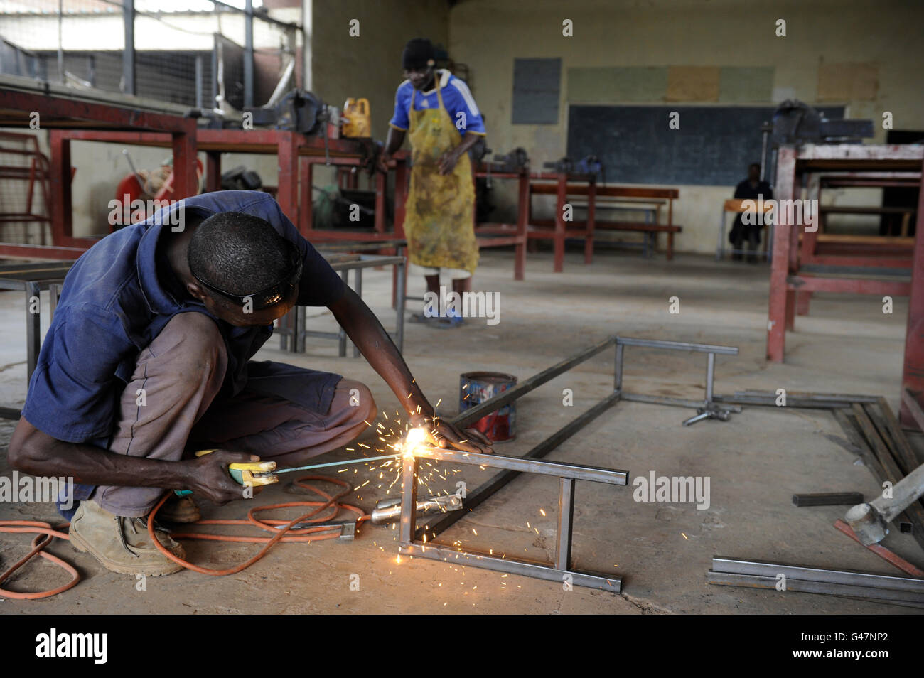 In Kenia Regione Turkana, campo di rifugiati di Kakuma, formazione professionale, metallo workshop, Hassan Mohamed, 35 anni, dalla Somalia / Fluechtlingslager Kakuma, Berufsausbildung fuer Fluechtlinge Foto Stock