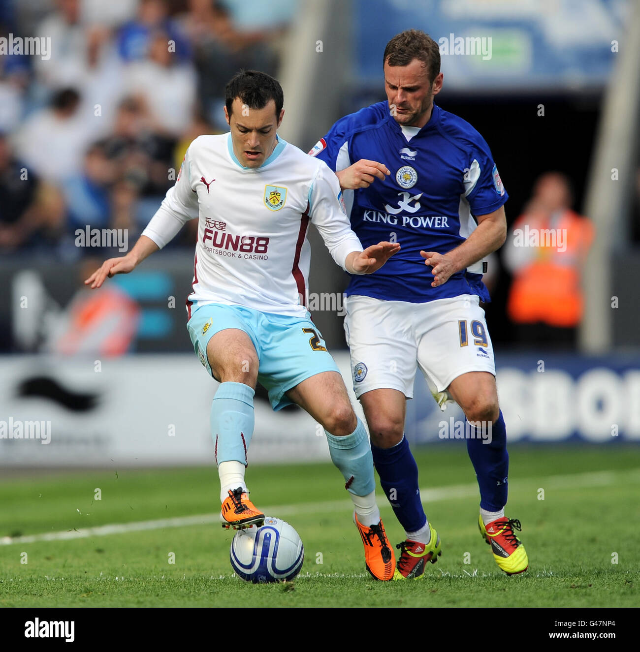 Leicester City's Richie Wellens e Burnley's Ross Wallace durante la partita del campionato Npower al Walkers Stadium di Leicester. Foto Stock