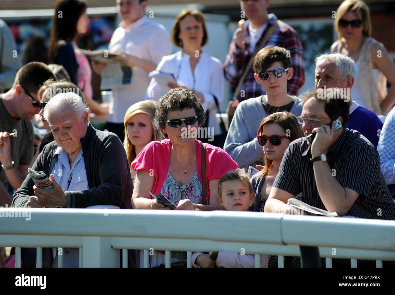 Corse di cavalli - Primavera Family Fun Day - Lingfield Park Racecourse. Racegoers pista al Lingfield Park Racecourse Foto Stock