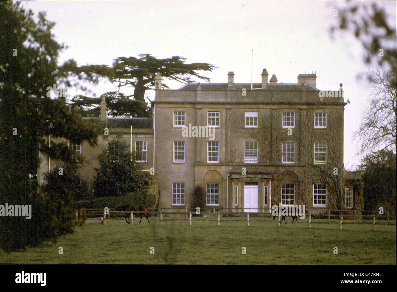 Highgrove, la residenza georgiana del Principe di Galles a Gloucestershire. 18/7/97: Il principe ospiterà una sontuosa festa di cinquantesimo compleanno per il suo amico Camilla Parker Bowles. 3/6/00: La Regina superò anni di resistenza e incontrò Camilla Parker Bowles. * l'amore del Principe di Galles, a pranzo secondo una relazione sul sito web di News of the World. L'incontro storico si è svolto in un barbecue presso la casa di campagna del Principe di Galles, Highgrove House, nel Gloucestershire, secondo il sito web - www.newsoftheworld.co.uk. Il primo incontro si è svolto in un barbecue tenuto come sessantesimo compleanno per Foto Stock