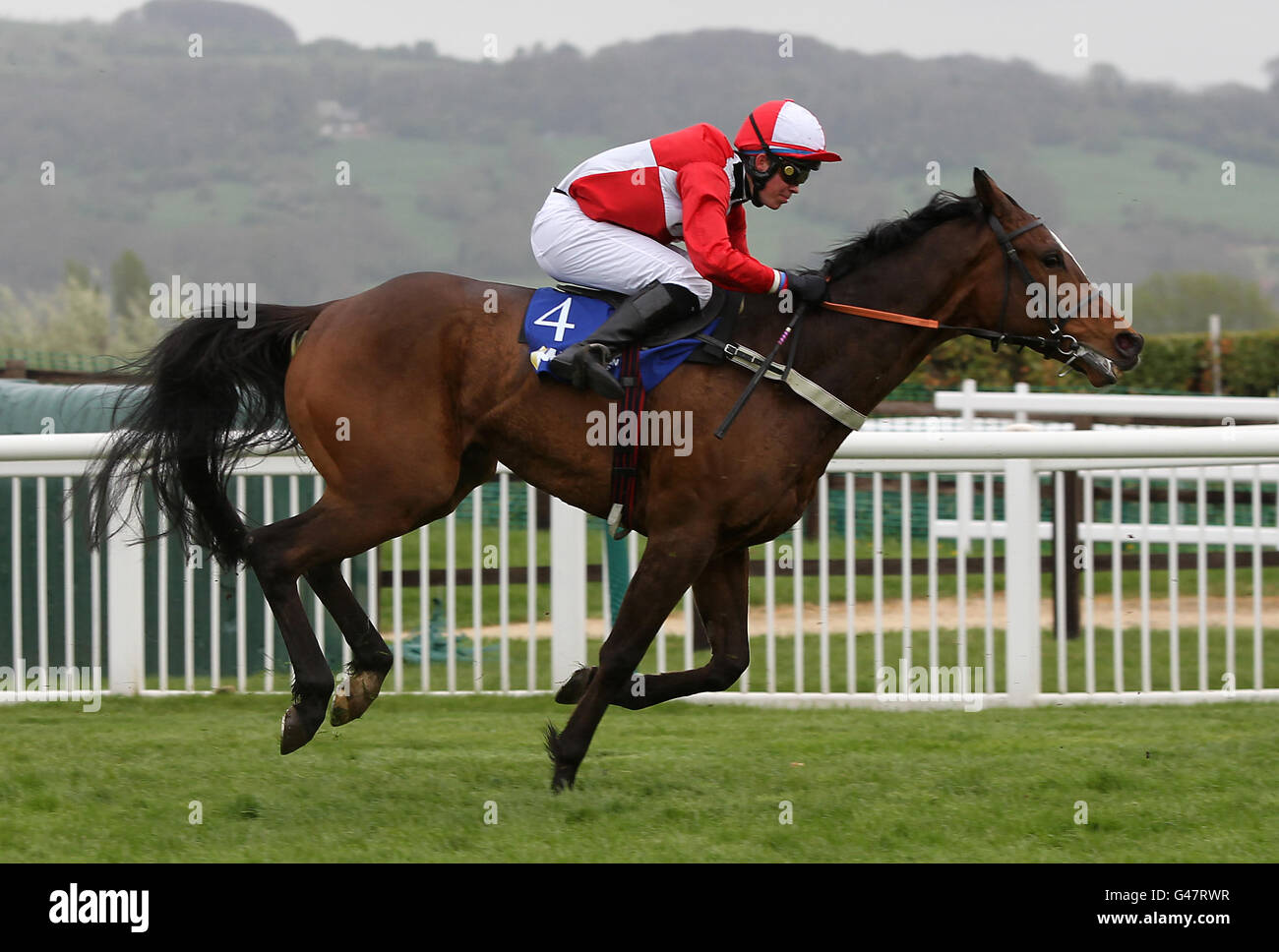 Corse di cavalli - il Meeting di Aprile - giorno uno - Ippodromo di Cheltenham. Jockey Edmond Linehan su De Boitron durante la Chase del Trofeo d'argento di Masterson Holdings Foto Stock