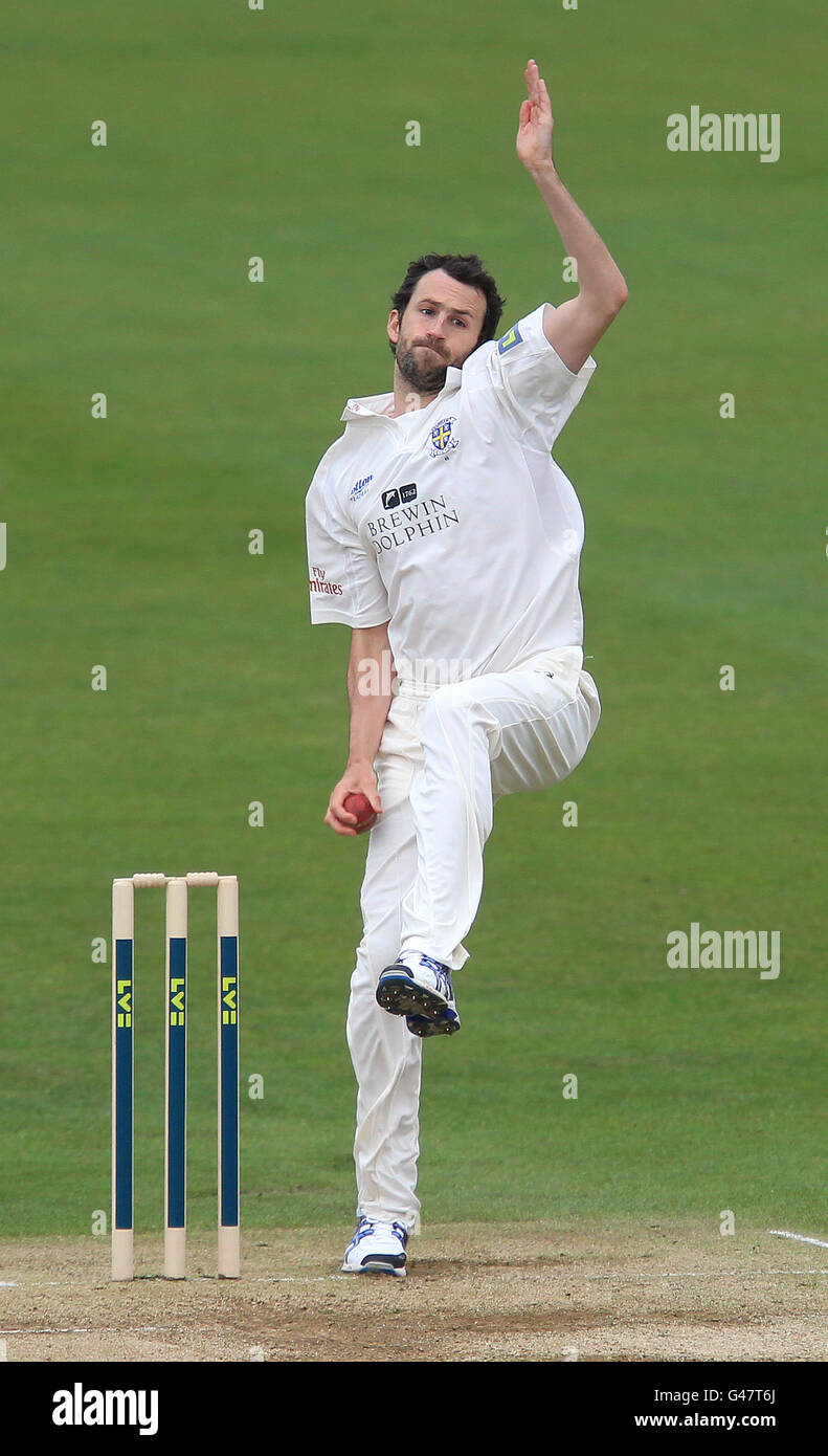 Cricket - Liverpool Victoria County Championship - Divisione uno - giorno due - Yorkshire v Durham - Headingley. Graeme Onions di Durham in azione di bowling Foto Stock