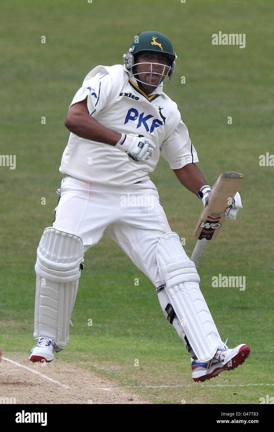 Nottinghamshire il battitore Samit Patel salta in aria per celebrare il suo 100 durante il LV=County Championship, la Divisione uno partita a Trent Bridge, Nottingham. Foto Stock