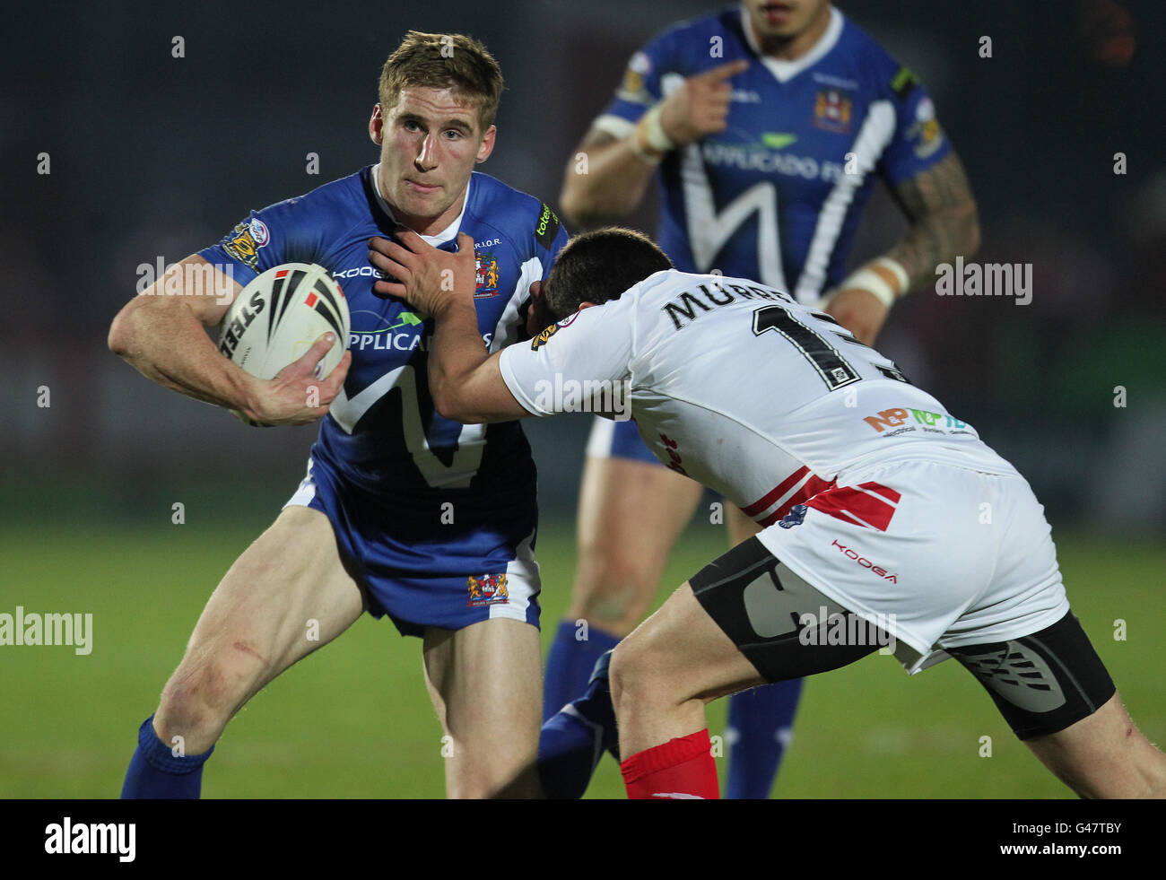 Hull Kingston Rovers' W Scott Murrell affronta il Joel dei Guerrieri di Wigan Tomkins (sinistra) Foto Stock