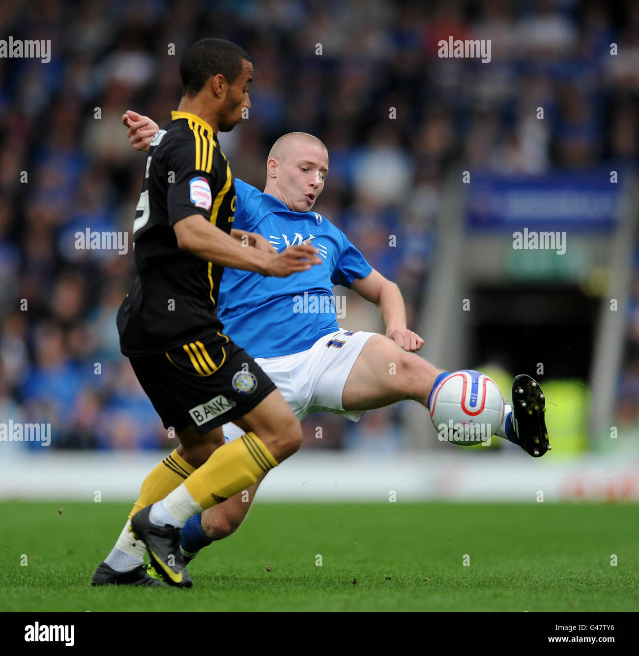 Chesterfield's Deane Smalley (a destra) e Macclesfield Town's Izak Reid durante la partita della Npower Football League 2 allo stadio B2net, Chesterfield. Foto Stock