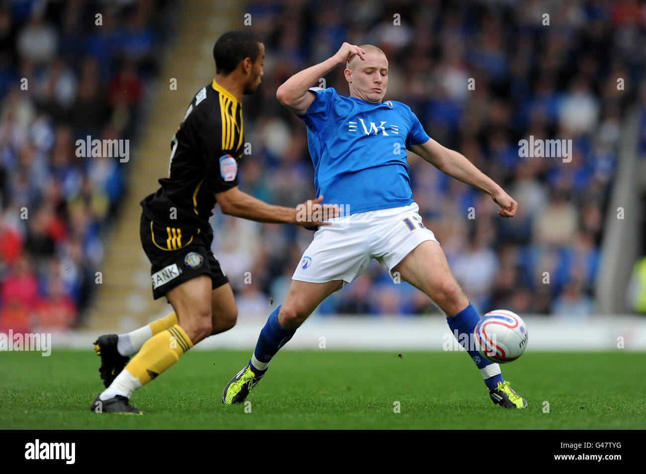 Chesterfield's Deane Smalley (a destra) e Macclesfield Town's Izak Reid durante la partita della Npower Football League 2 allo stadio B2net, Chesterfield. Foto Stock