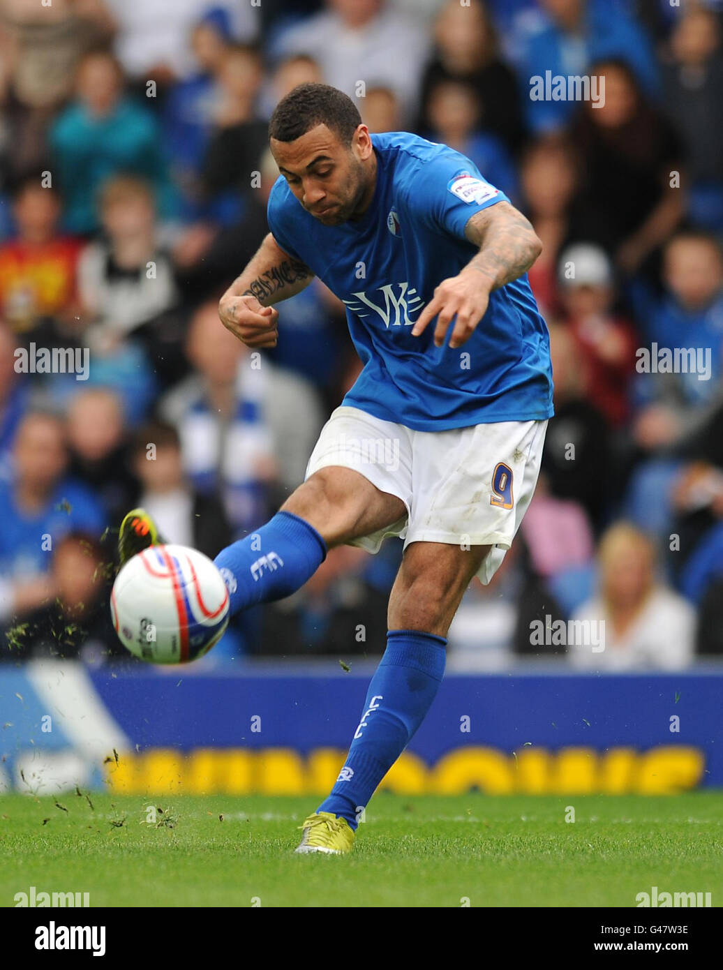 Calcio - npower Football League Two - Chesterfield / Macclesfield Town - b2net Stadium. Craig Davies di Chesterfield segna il primo gol del suo lato durante la partita della Npower Football League Two al B2net Stadium di Chesterfield. Foto Stock