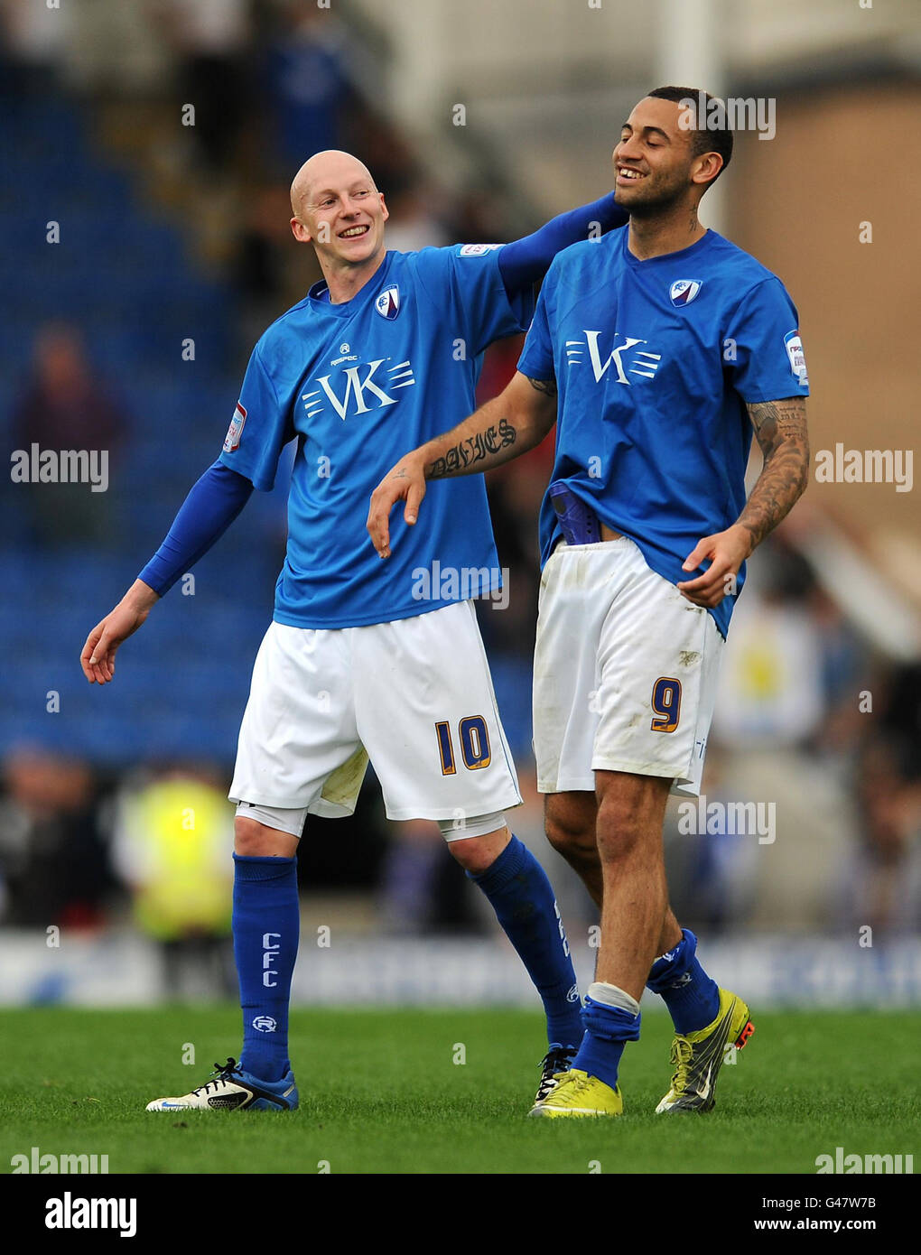 Danny Whitaker (a sinistra) e Craig Davies festeggiano dopo il fischio finale durante la partita della Npower Football League 2 al B2net Stadium, Chesterfield. Foto Stock