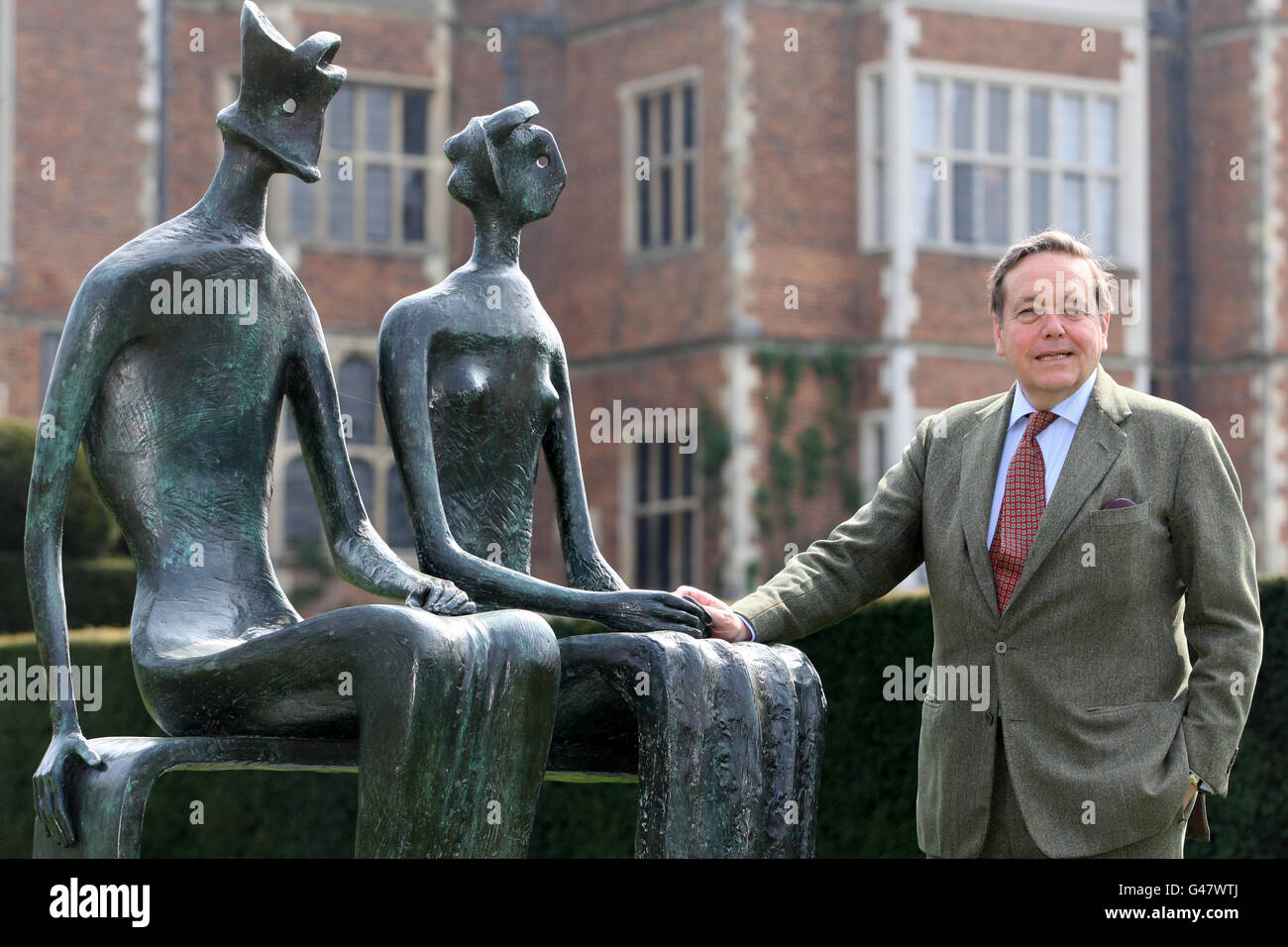 Lord Salisbury guarda il re e la regina di Henry Moore, all'apertura di Moore a Hatfield, nei terreni di Hatfield House in Hertfordshire. Foto Stock