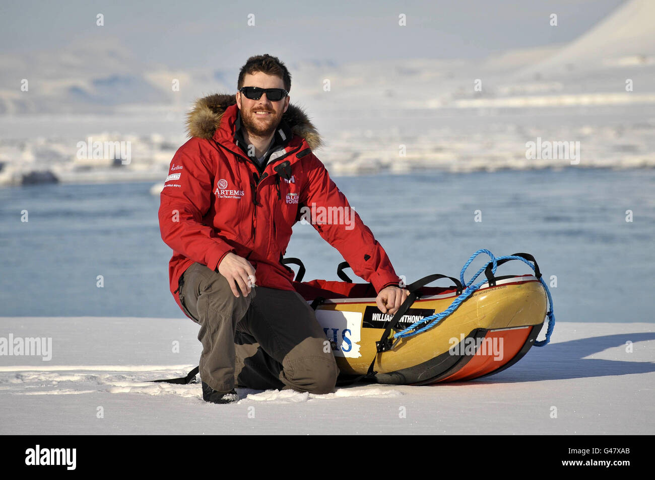 Il sergente dell'esercito britannico Stephen Young, che ha sofferto un servizio rotto in Afghanistan, ritorna a Longyearbyen, nelle isole artiche norewgiane di Svalbard, dopo un viaggio di successo al Polo Nord con la squadra 'Walking with the wiled' di militari feriti. Foto Stock