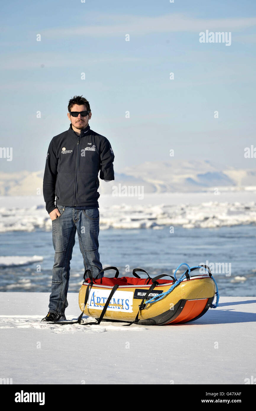 Jaco Van Gass, privato dell'esercito britannico, che è un amputato, ritorna a Longyearbyen, nelle isole artiche norewgiane di Svalbard, dopo un viaggio di successo al Polo Nord con la squadra 'Walking with the ferito' di militari feriti. Foto Stock