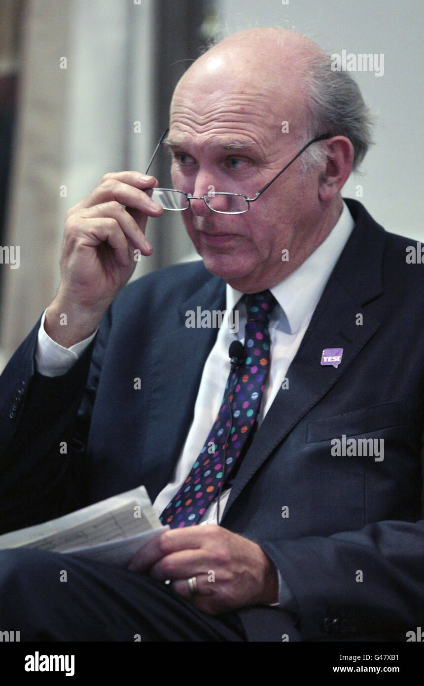 Vince Cable, Segretario di Stato per le imprese, l'innovazione e le competenze, si occupa delle politiche del suo dipartimento al George Hotel di Edimburgo. Foto Stock