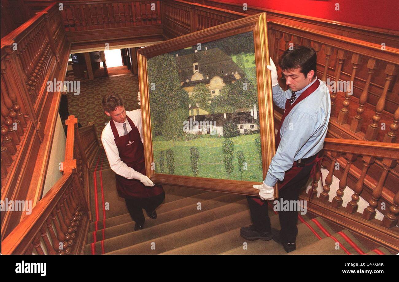 'Shloss Kammer am Attersee II' di Gustav Klimt è portato sulle scale a Christie's a Londra oggi (Martedì). Si prevede che il dipinto recuperi più di 6 milioni di euro quando viene venduto da Christie's nella vendita annuale di arte tedesca e austriaca a Londra il 9 ottobre, e potrebbe rivelarsi il più costoso dipinto ad olio moderno venduto in Europa in questo decennio. *04/11/04: Il bacio di Klimt è arrivato terzo in un sondaggio quando alle persone è stato chiesto quale dipinto vorrebbero avere appeso al di sopra della loro mimetola, dietro le Waterlillies di Monet e il Hay Wain di Constable. Foto Stock